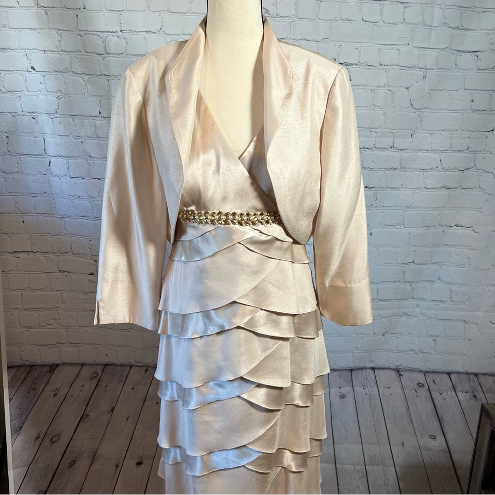 Mother-of-the-bride or groom, Jessica Howard Formal Dress. Champagne, Size 16